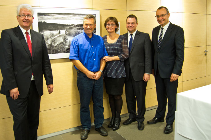 Von links: Landrat Thomas Reinhardt, Helmut Schlaiß mit Frau Petra, Herr Thomas Schöpplein/Mitglied des Vorstands und Herr Dieter Steck/Vorstandsvorsitzender 